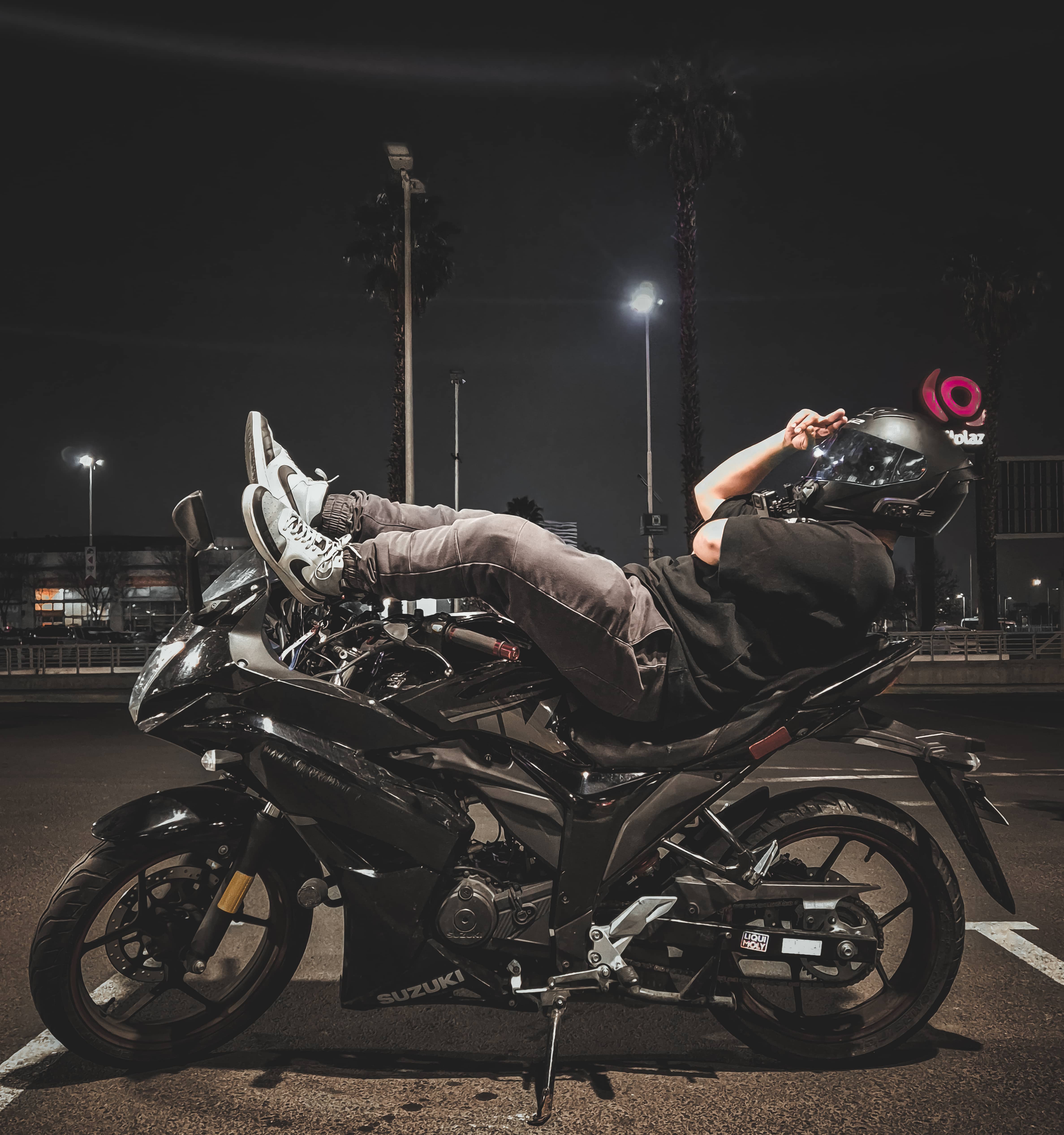 persona acostada sobre una moto